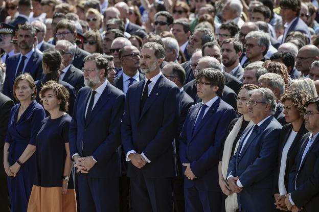 Felipe VI, acompañado por el presidente del Gobierno y el de la Generalitat, en agosto durante el minuto de silencio por las víctimas de los atentados de Cataluña. :: j. soriano / afp