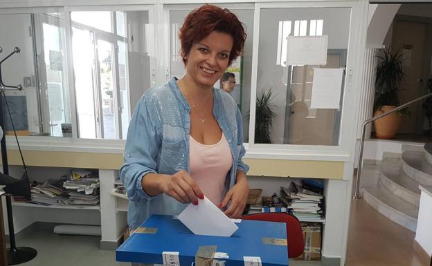 Denisa Stahovcová, de Eslovaquia, deposita su voto