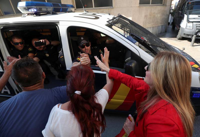 Varias decenas de agentes de la Policía Nacional han sido despedidos con vítores e incluso abrazos de los mossos