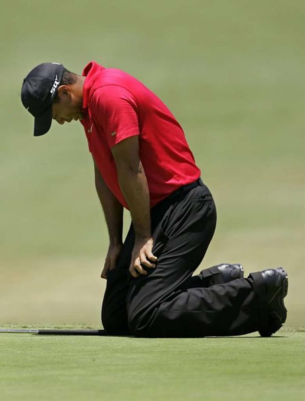 Tiger Woods se tira al suelo por sus dolores de espalda durante un torneo. :: afp
