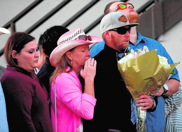 Familiares y amigos de dos de las víctimas no pueden reprimir su dolor en el funeral. :: P. T. F. / REUTERS
