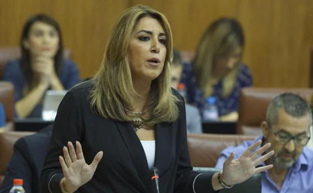 Susana Díaz discute con Juanma Moreno durante el debate parlamentario. 