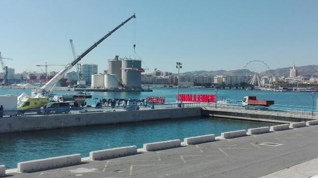 Set de rodaje instalado ayer en el Adosado al Dique de Levante, en el Puerto de Málaga. :: sur