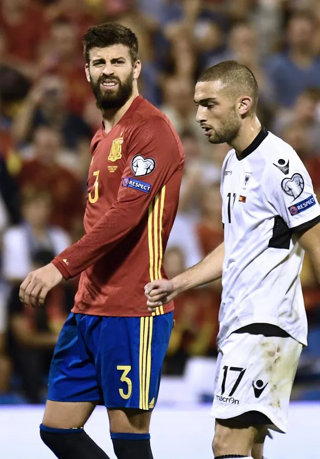 Gerard Piqué hace un gesto de dolor durante el partido. :: AFP