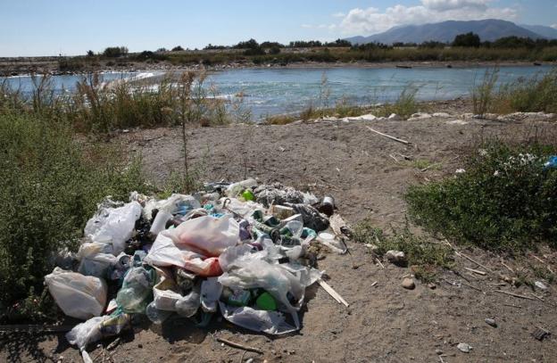 Basura acumulada junto a la desembocadura del brazo oriental del río Guadalhorce.