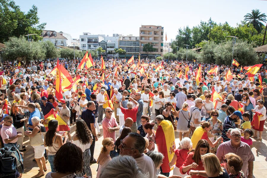 Miles de personas asisten a la concentración, celebrada frente al Ayuntamiento