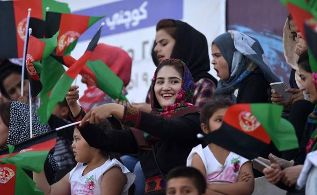 Aficionados afganos presencian en el encuentro entre Toofan Harirod y Simorgh Alborz