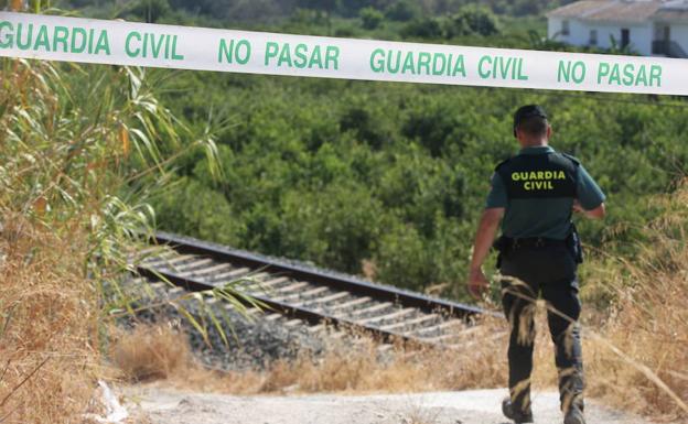 Un agente de la Guardia Civil, en la zona en la que se encontró el cadáver