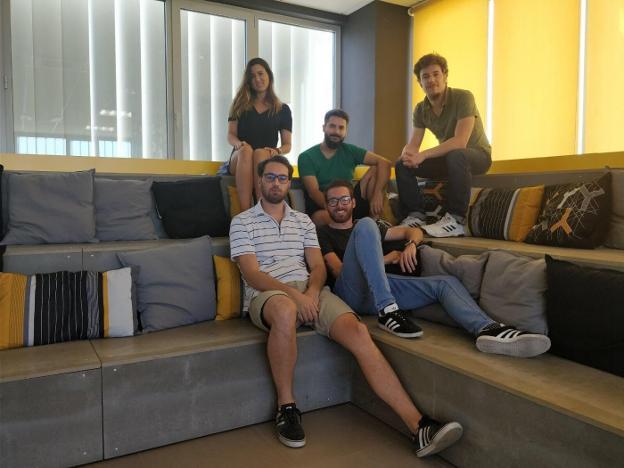 El joven equipo de Busco Extra, en la sede de la empresa en la ampliación del Campus de Teatinos.