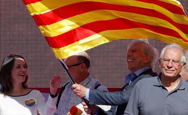 Las frases de Vargas Llosa y Josep Borrell en la manifestación contra la independencia en Barcelona