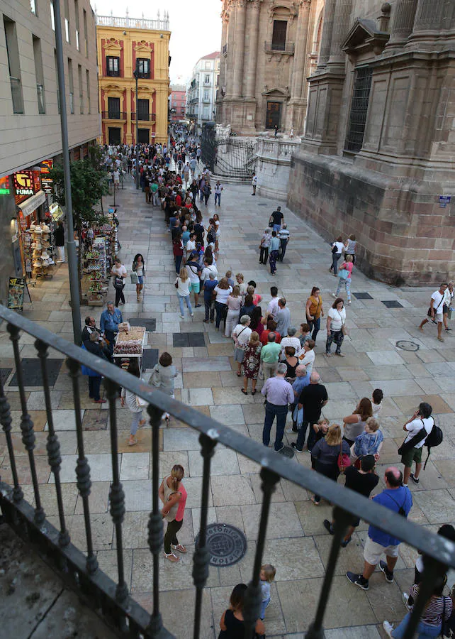 Largas colas ayer tarde en la plaza del Obispo y Molina Lario para ver al Cautivo