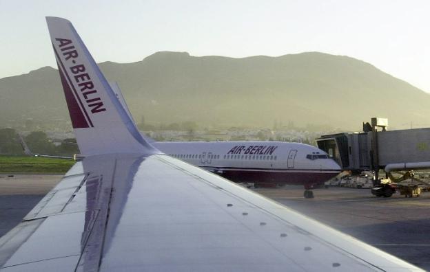 Aviones de Air Berlin, en la pista del aeropuerto de Málaga. :: Ñito Salas