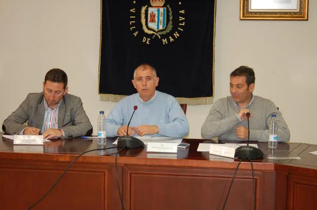 Mario Jiménez, en el centro, durante un pleno. :: charo márquez
