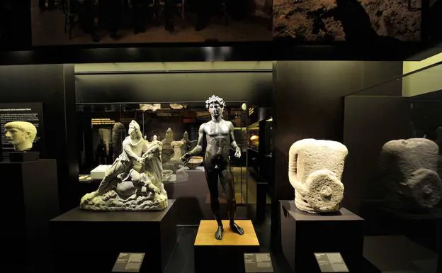 El Efebo de Antequera, en el centro, es una de las piezas destacadas de la exposición.