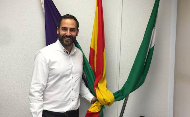 Pérez se hace una foto con la bandera española de su despacho para alejar rumores sobre su defensa de la unidad de España