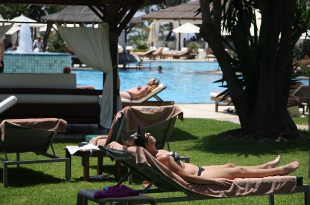 Turistas disfrutan de las buenas temperaturas en un hotel de la Costa.