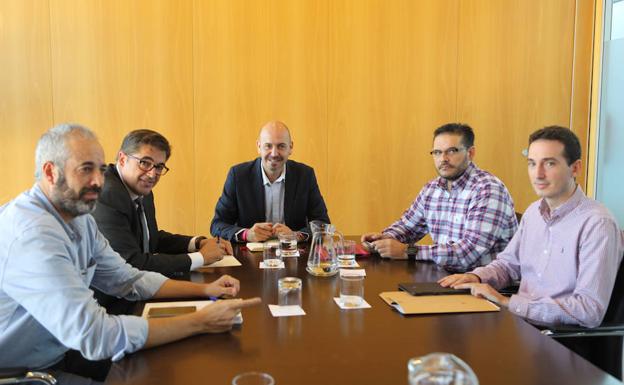 El alcalde de Cártama, Jorge Gallardo (en el centro), acompañado de técnicos de Ensesa durante la reunión.