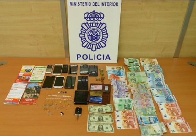 Efectos incautados por los agentes en la operación. :: sur