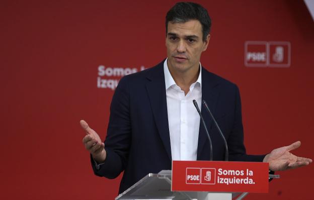 Sánchez informa de su acuerdo con Rajoy para la reforma constitucional tras la reunión de la ejecutiva del PSOE de ayer. :: jaime garcía