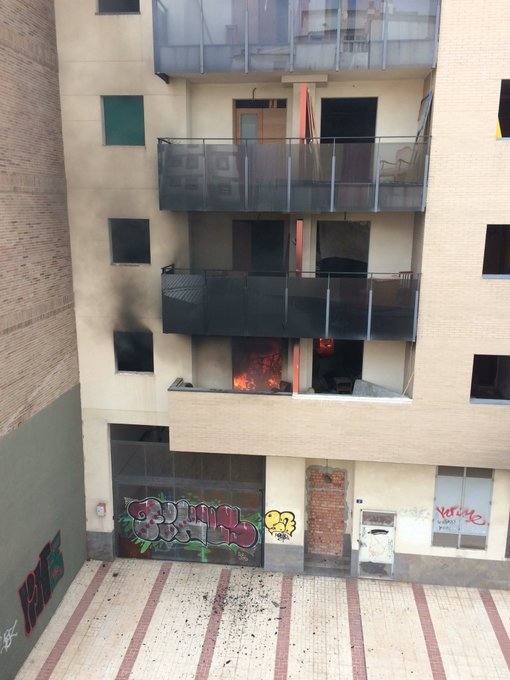 Este viernes se ha registrado un incendio en un edificio de la zona de la avenida Juan XXIII, del que salía una columna de humo visible desde distintas partes de Málaga.
