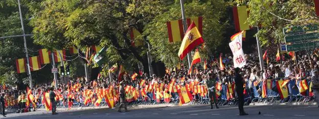 Aspecto de los asistentes al desfile militar del 12 de octubre por el paseo de la Castellana de Madrid. :: jaime garcía