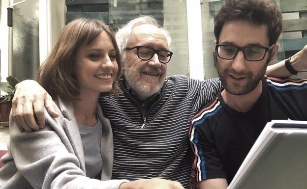 Emilio Martínez Lázaro, entre Michelle Jenner y Dani Rovira, en la lectura del guión