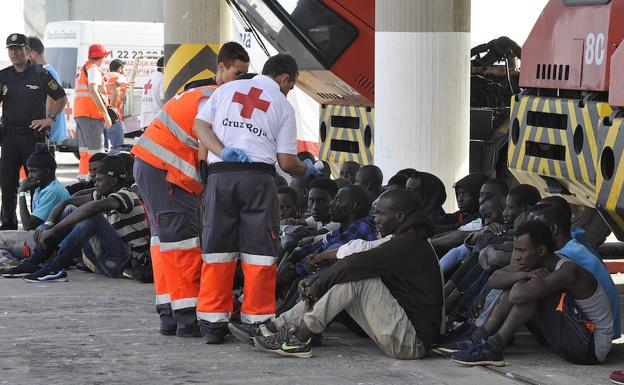 Los inmigrantes, en el puerto de Málaga