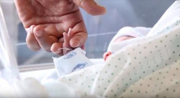 Nace un bebé que ayudará a curar a su hermano enfermo
