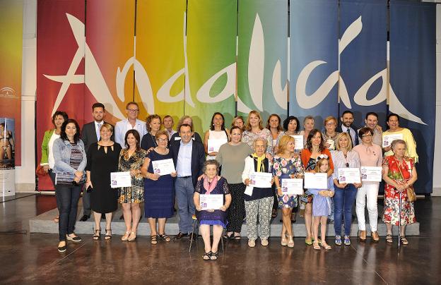 Foto de familia de las premiadas ayer en la sede de Turismo Andaluz. :: francis silva