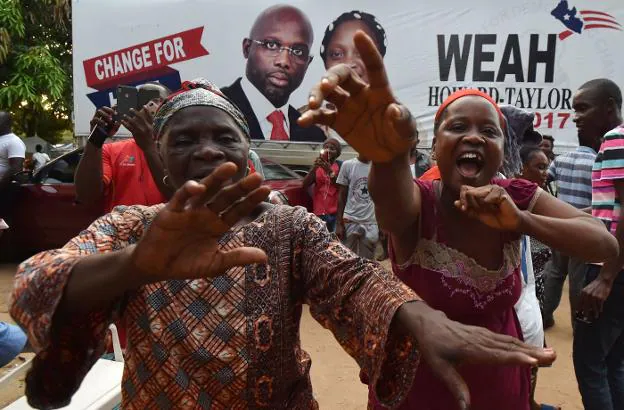 Celebración el jueves, en la sede del partido en Monrovia, tras el anuncio de los resultados parciales que dan ventaja a George Weah. :: AFP