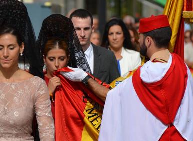 Imagen secundaria 1 - Honores a la bandera nacional en Vélez-Málaga con los Regulares