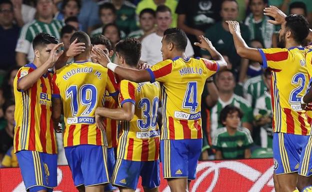 Los jugadores del Valencia celebran el golazo de Guedes. 