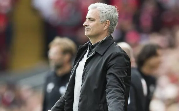 Mourinho dirige un encuentro del Manchester United ante el Liverpool este curso.