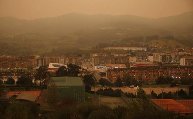 El viento sur ha cubierto de humo buena parte de Asturias.