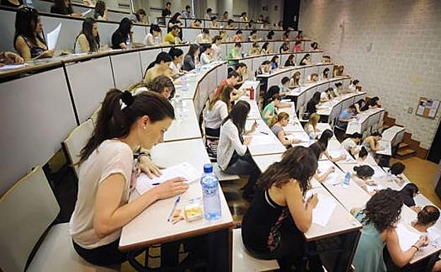 La Junta convocará 32.817 plazas de empleo público en tres años