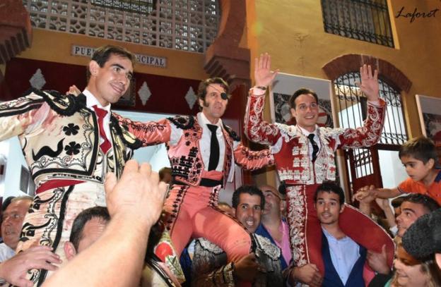 Fortes, Padilla y Cama, a hombros. :: twitter