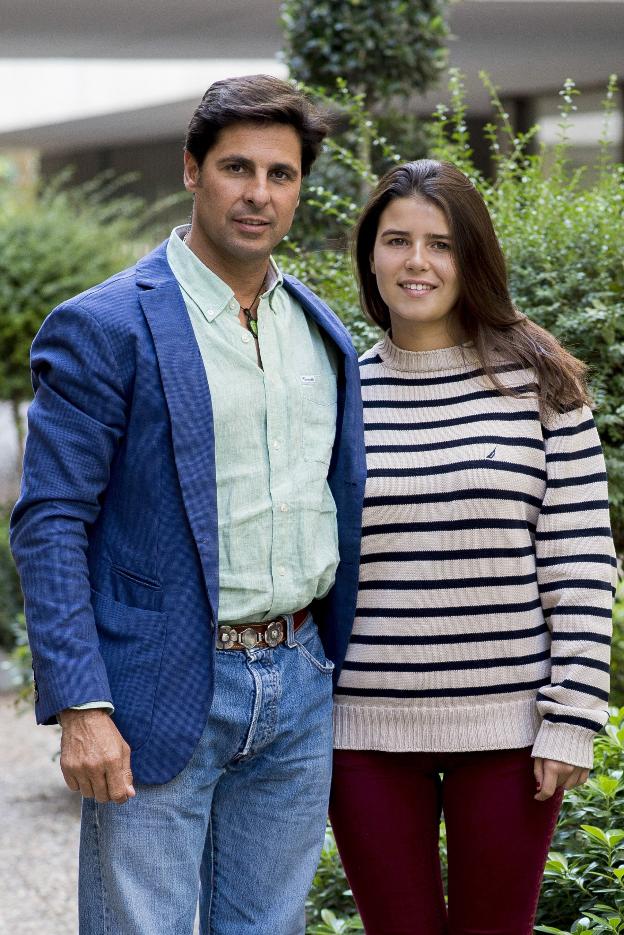Cayetana Rivera estrena mayoría de edad
posando con su padre