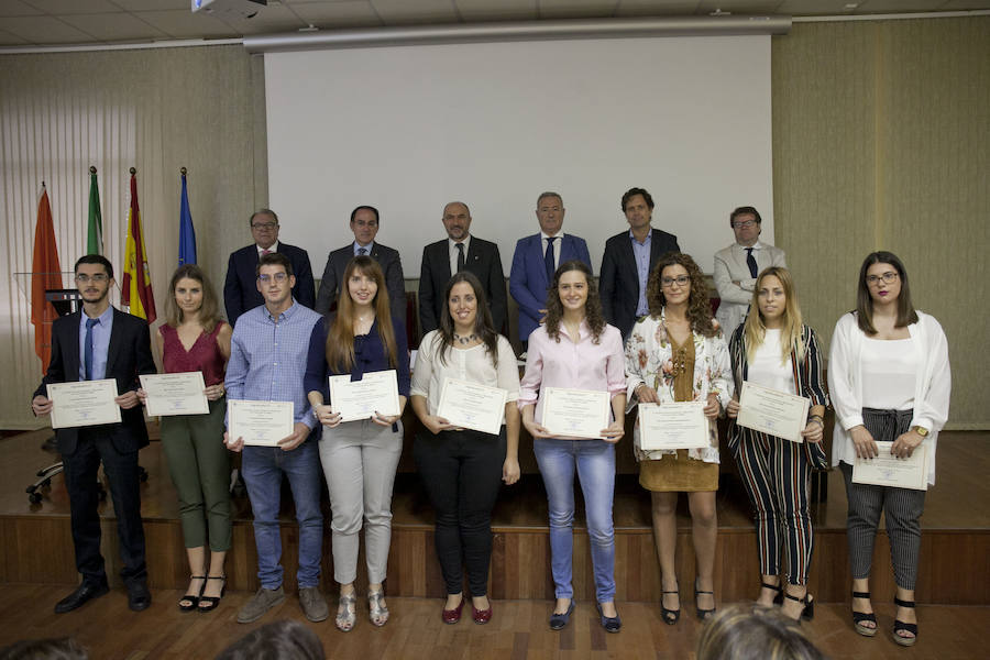 La Facultad de Ciencias Económicas y Empresariales ha reconocido la trayectoria de sus mejores estudiantes en un acto en el que han participado representantes del mundo empresarial