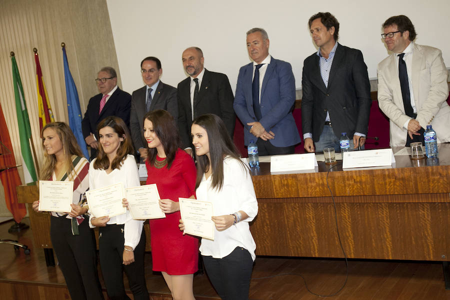 La Facultad de Ciencias Económicas y Empresariales ha reconocido la trayectoria de sus mejores estudiantes en un acto en el que han participado representantes del mundo empresarial