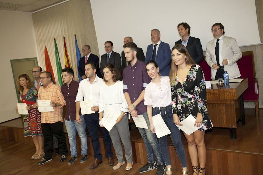 La Facultad de Ciencias Económicas y Empresariales ha reconocido la trayectoria de sus mejores estudiantes en un acto en el que han participado representantes del mundo empresarial