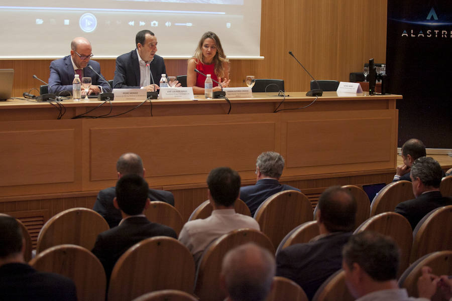 La Facultad de Ciencias Económicas y Empresariales ha reconocido la trayectoria de sus mejores estudiantes en un acto en el que han participado representantes del mundo empresarial