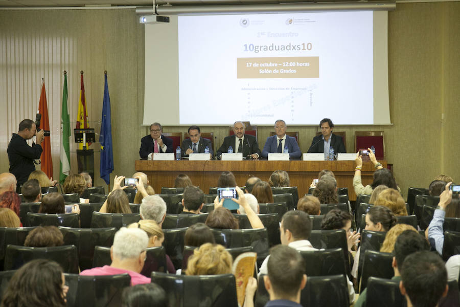 La Facultad de Ciencias Económicas y Empresariales ha reconocido la trayectoria de sus mejores estudiantes en un acto en el que han participado representantes del mundo empresarial