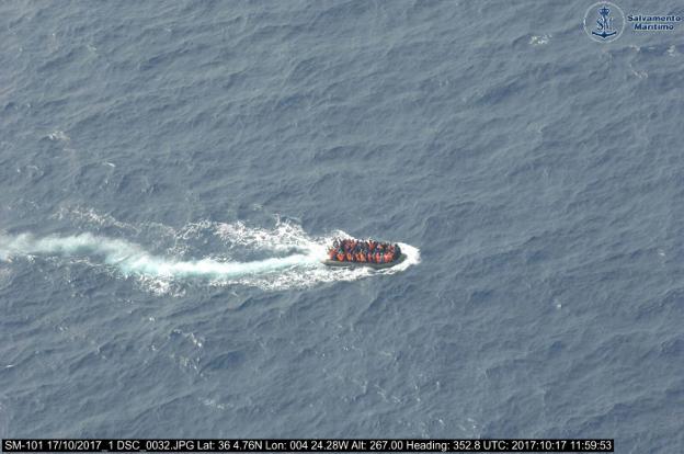 La patera, vista desde el avión Sasemar 101. :: salvamento marítimo