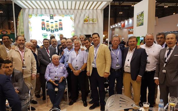 Productores de frutas y hortalizas de Málaga, ayer en el expositor de Frutas Reyes Gutiérrez, una de las 18 empresas de la provincia presentes en Fruit Attraction. 