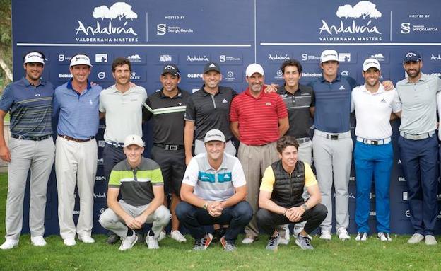 Los jugadores españoles que tomarán parte en el torneo que comienza hoy posan en Valderrama, con José María Olazabal en el centro. 