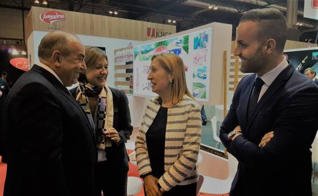 Federico Beltrán conversa con la presidenta del Congreso, Ana Pastor. 