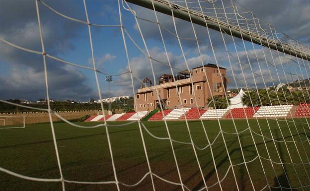 Imagen del campo principal del Marbella Football Center y el edificio de servicios. 