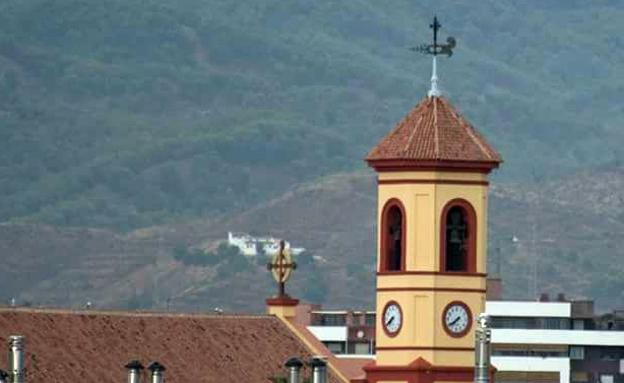 Reloj de la torre del templo parado a las 7.39 horas.