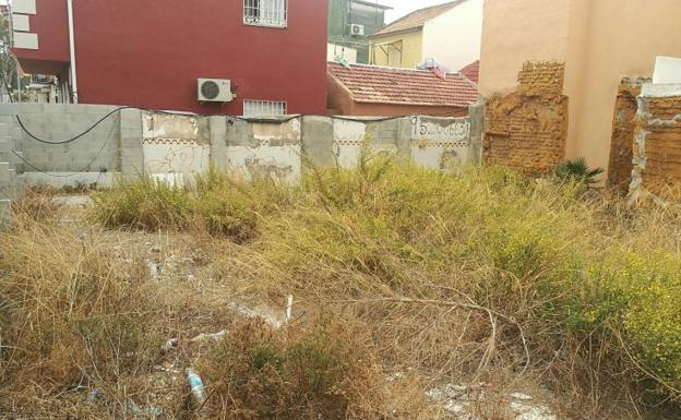 Los vecinos de El Palo piden la limpieza de este solar ubicado en la avenida Salvador Allende.