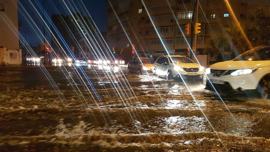 Balsas de agua en el paseo marítimo Antonio Banderas a primera hora. 